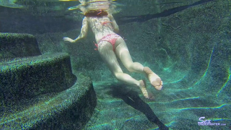 SexUnderwater – Emma Evins UW Model Training